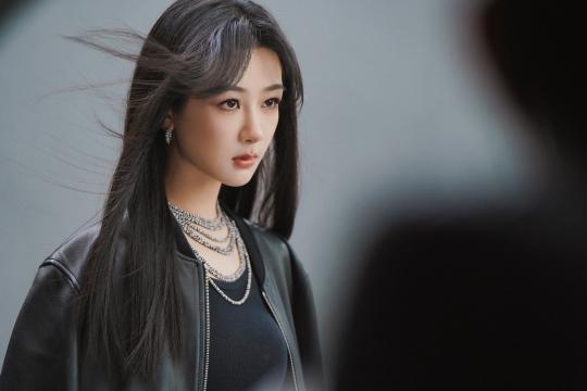 腾讯视频星光大赏 杨紫黑色外套加蕾丝镂空连衣裙无限魅力
