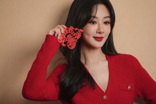 杨紫身穿红色套装贺新年 温柔微笑暖人心