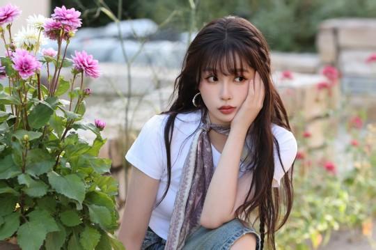虞书欣扎麻花辫清新甜美 俏皮活力似清纯女大学生