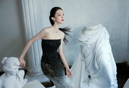 金晨黑色抹胸美人鱼长裙写真,迎风高展的双翼,与梦幻共舞。