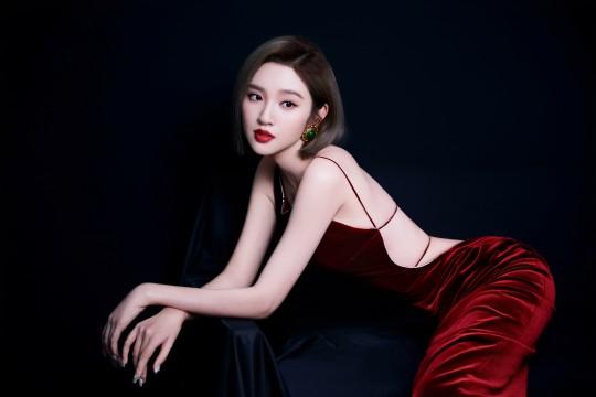 唐艺昕穿红丝绒露背裙性感妩媚 一颦一笑汇聚成心动的模样