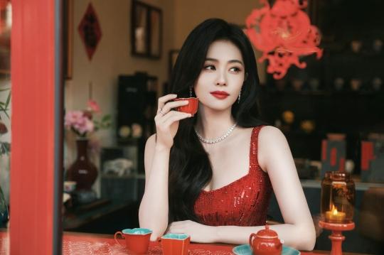 白鹿新年晒超美写真照 穿红色吊带连衣裙披卷发魅力十足