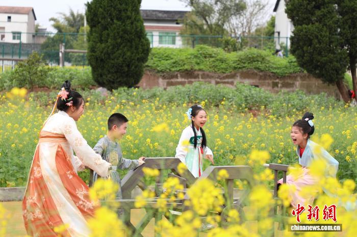 马斯克点赞重庆油菜花海 艺术乡建让中国乡村“走出深闺”