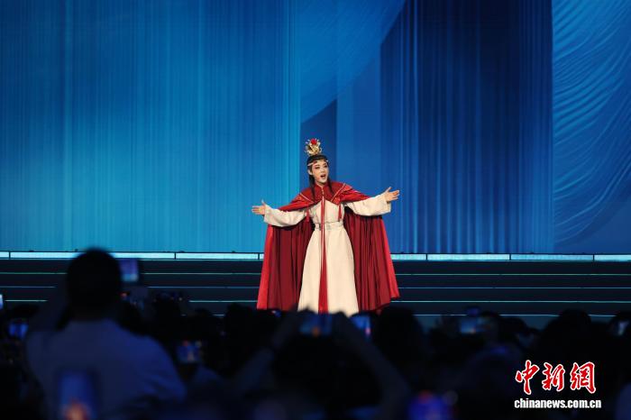 5月15日晚，越剧演员陈丽君带来《我的大观园》选段。毛佳仪 摄